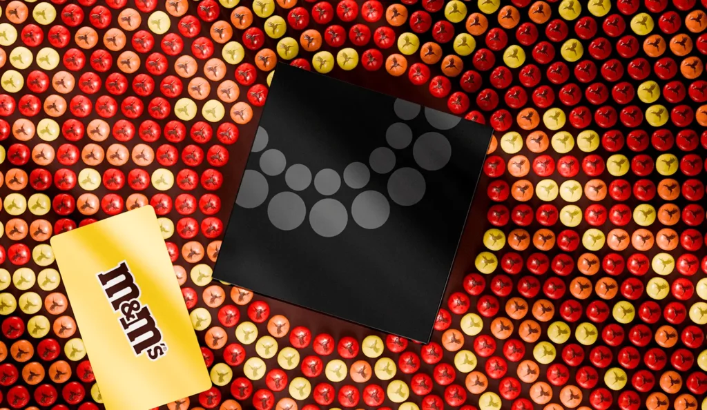 mise en scene produit m&ms collaboration sur fond blanc