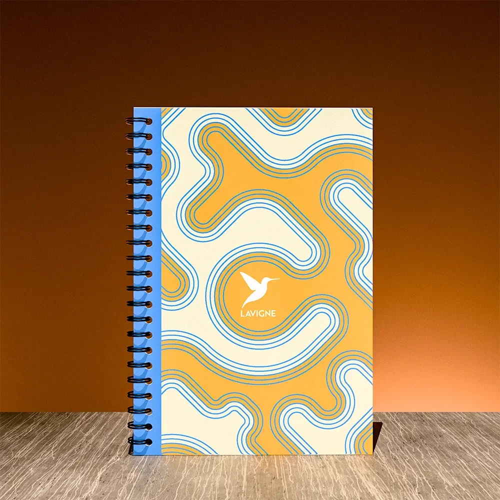 mise en scene carnets de notes sur table en bois et fond orange