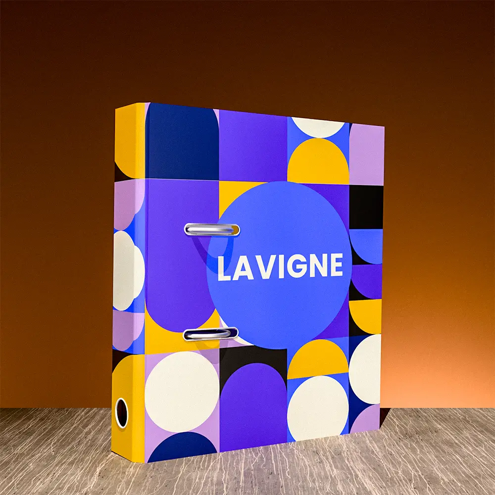 mise en scene classeurs sur table en bois sur fond orange