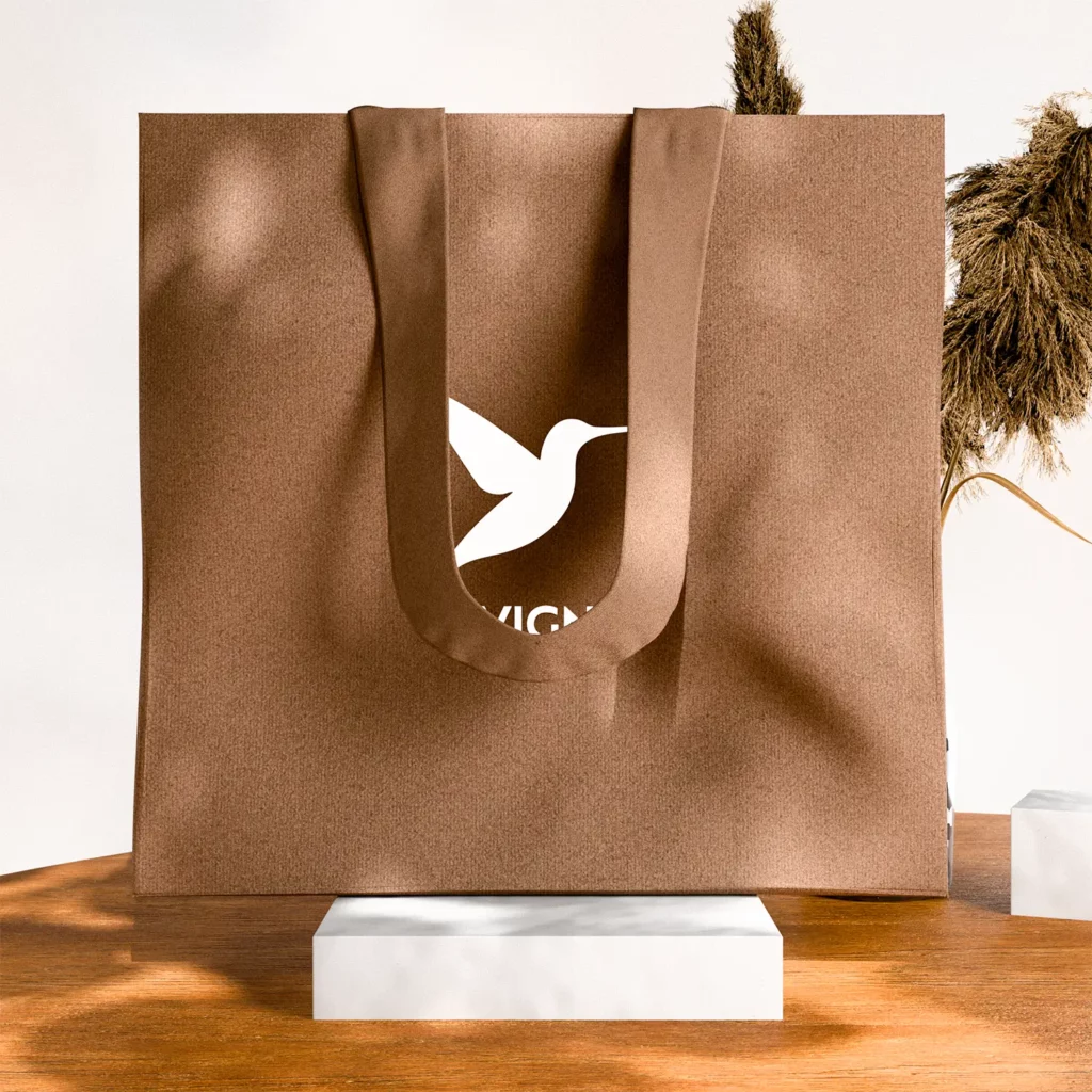 mise en scene totebag bagagerie et maroquinerie sur table en bois