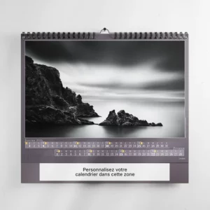 mise en scene calendrier photo georges digalakis feuillet 2 sur mur blanc