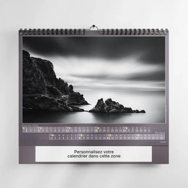 mise en scene calendrier photo georges digalakis feuillet 2 sur mur blanc