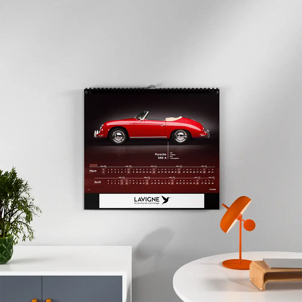 mise en scene calendrier photo cabriolets feuillet 3 sur mur blanc