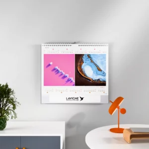 mise en scene calendrier photo carrement graphique feuillet 3 sur mur blanc