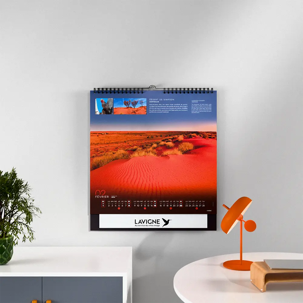 mise en scene calendrier photo deserts feuillet 3 sur mur blanc