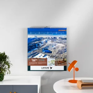 mise en scene calendrier photo echappees belles feuillet 3 sur mur blanc