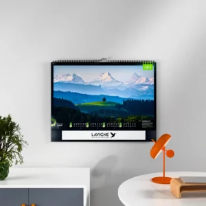 mise en scene calendrier photo geo feuillet 3 sur mur blanc