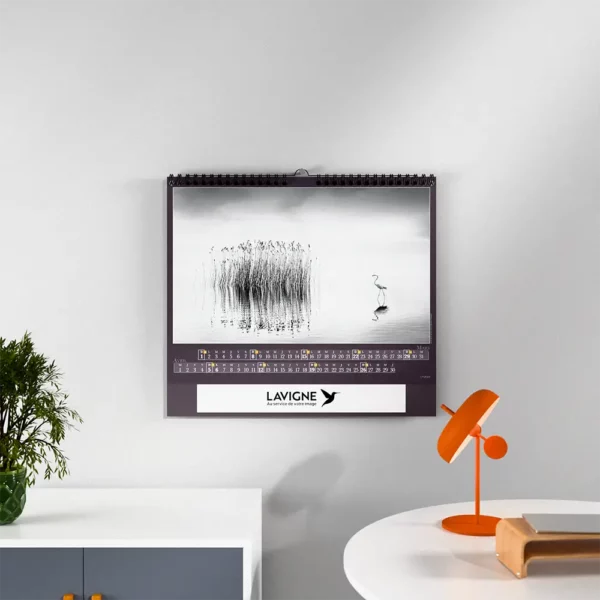 mise en scene calendrier photo georges digalakis feuillet 3 sur mur blanc