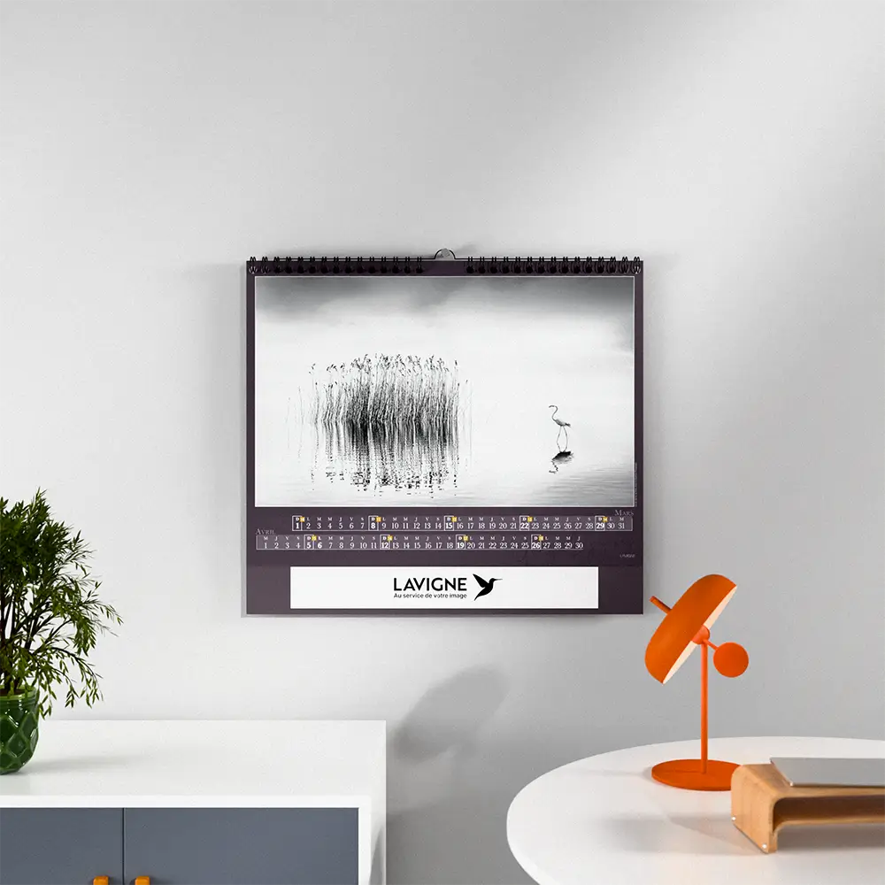 mise en scene calendrier photo georges digalakis feuillet 3 sur mur blanc