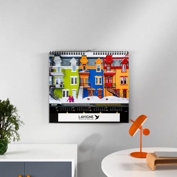 mise en scene calendrier photo national geographic feuillet 3 sur mur blanc
