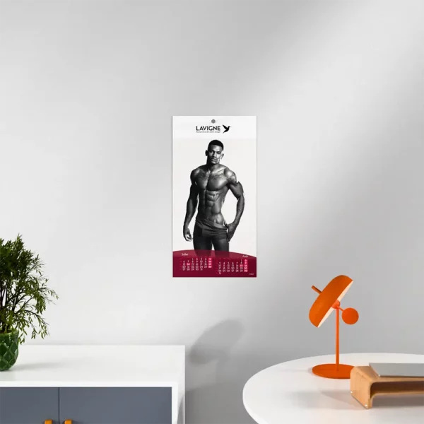 mise en scene calendrier photo nu hommes feuillet 3 sur mur blanc