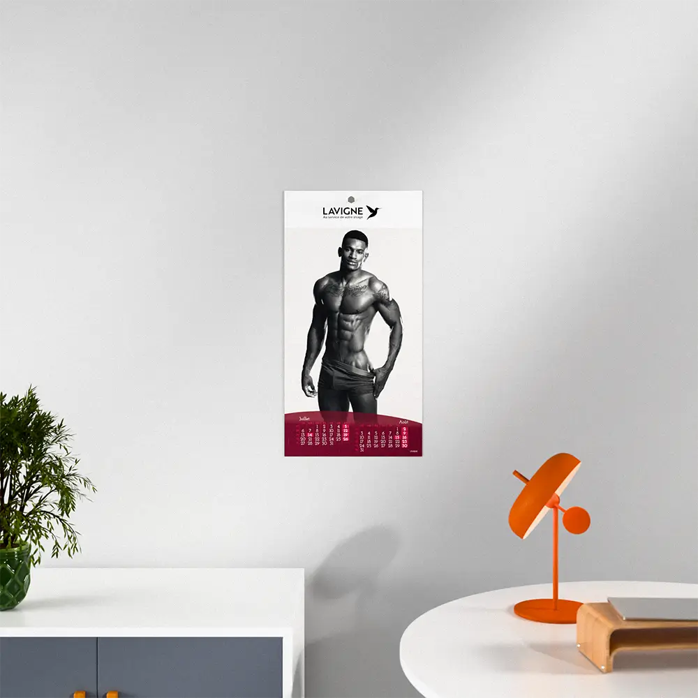 mise en scene calendrier photo nu hommes feuillet 3 sur mur blanc