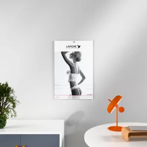 mise en scene calendrier photo nu lingerie feuillet 3 sur mur blanc