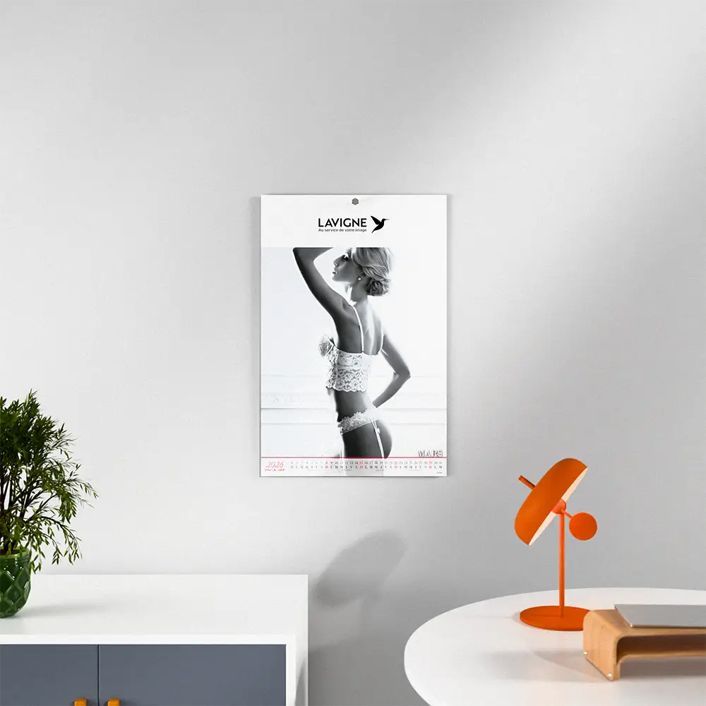 mise en scene calendrier photo nu lingerie feuillet 3 sur mur blanc