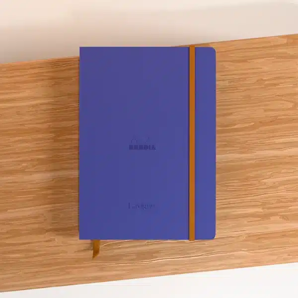 carnet rhodia a5 coloris bleu sur support en bois