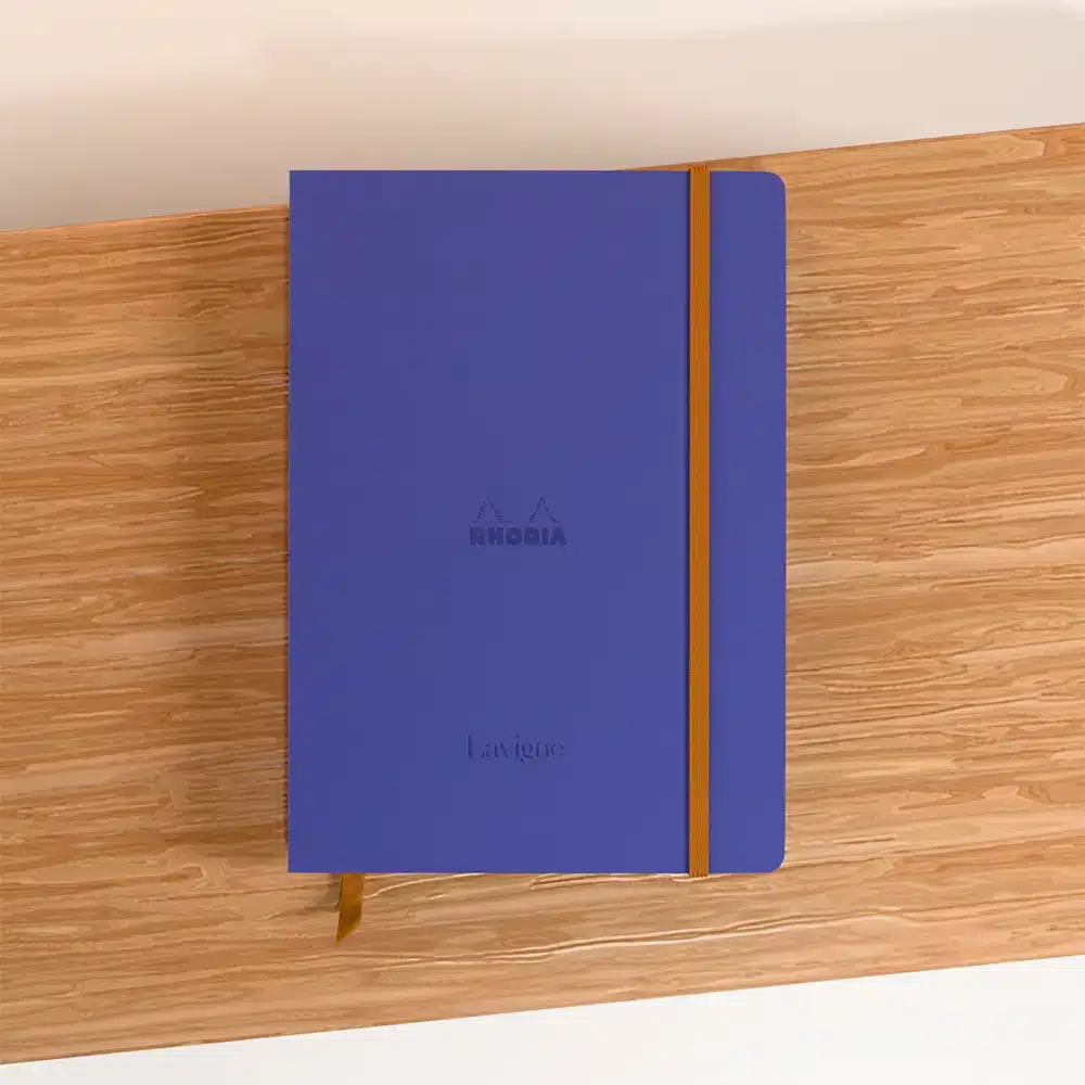 carnet rhodia a5 coloris bleu sur support en bois
