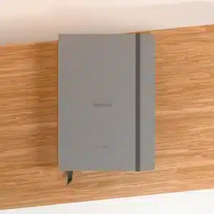 carnet rhodia a5 coloris gris sur support en bois