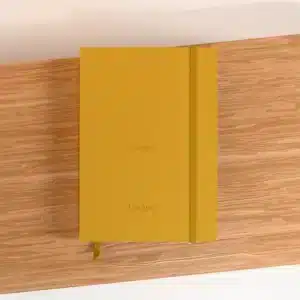 carnet rhodia a5 coloris jaune sur support en bois