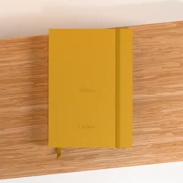 carnet rhodia a5 coloris jaune sur support en bois