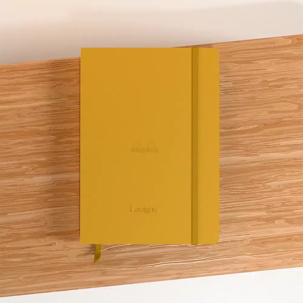 carnet rhodia a5 coloris jaune sur support en bois