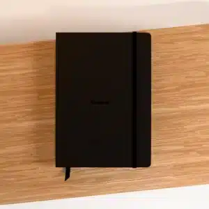 carnet rhodia a5 coloris noir sur support en bois