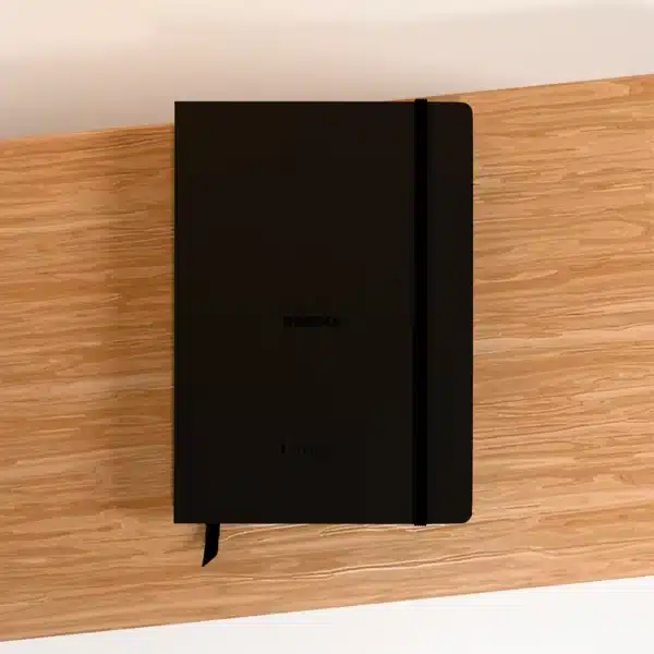 carnet rhodia a5 coloris noir sur support en bois