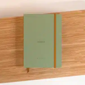carnet rhodia a5 coloris vert sur support en bois
