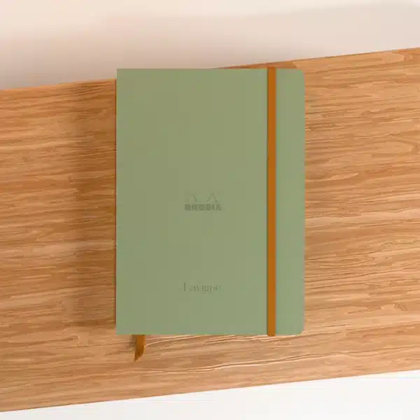 carnet rhodia a5 coloris vert sur support en bois