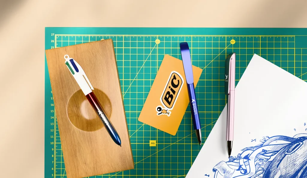 mise en scene produits bic sur table de travail verte