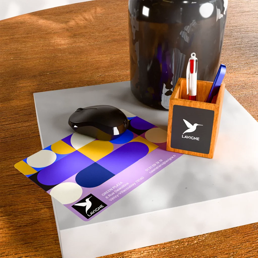mise en scene objets publicitaire de bureau sur support blanc