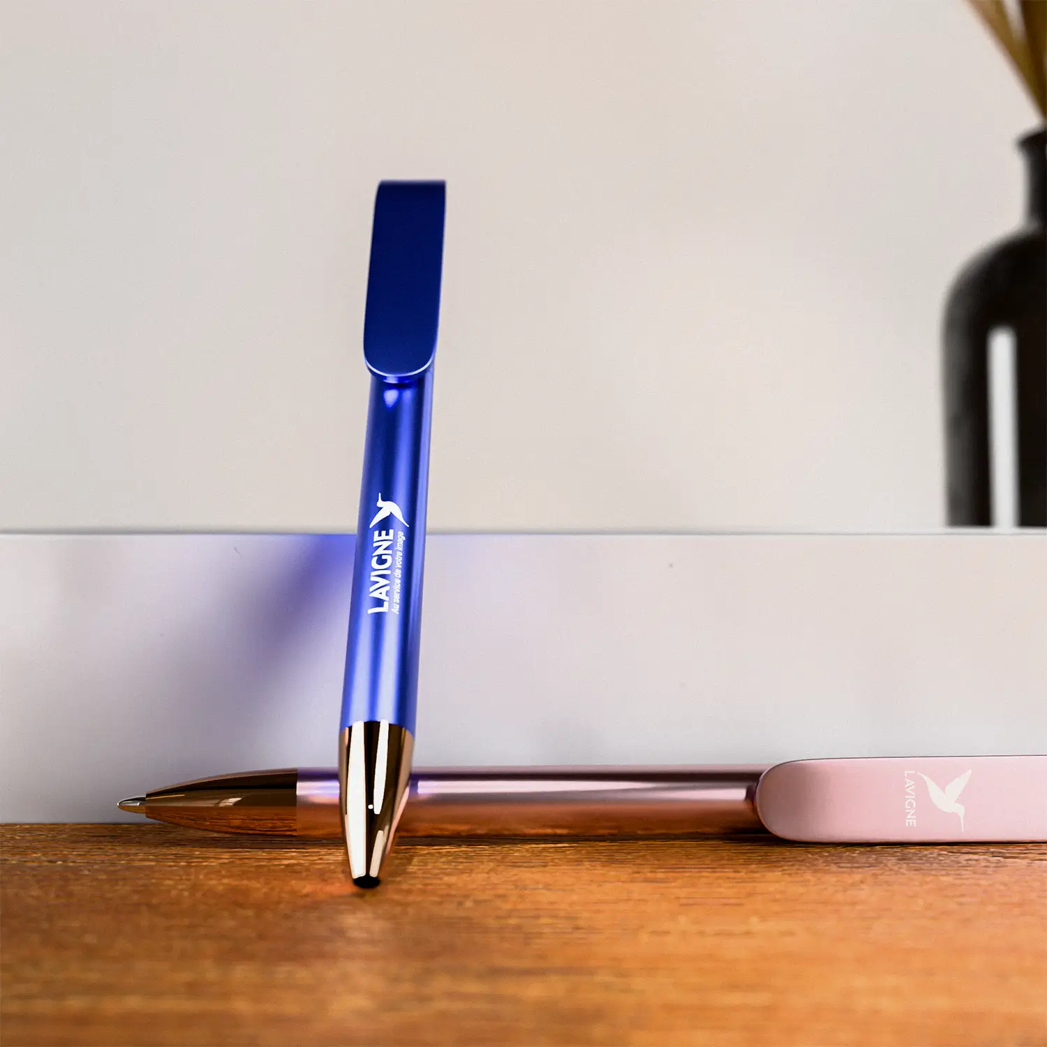 mise en scene objets publicitaire stylo sur table en bois