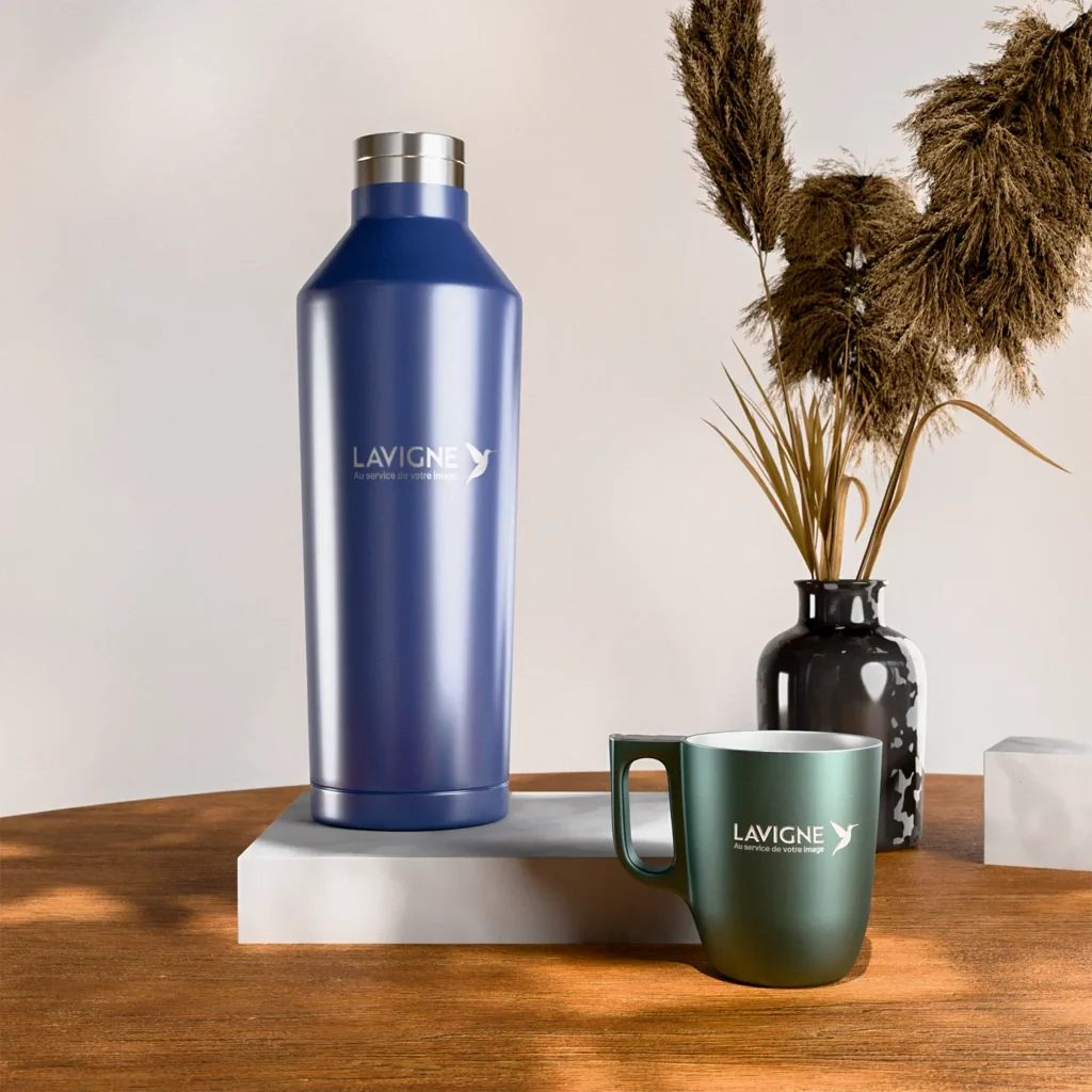 mise en scene gourdes et mugs sur table en bois