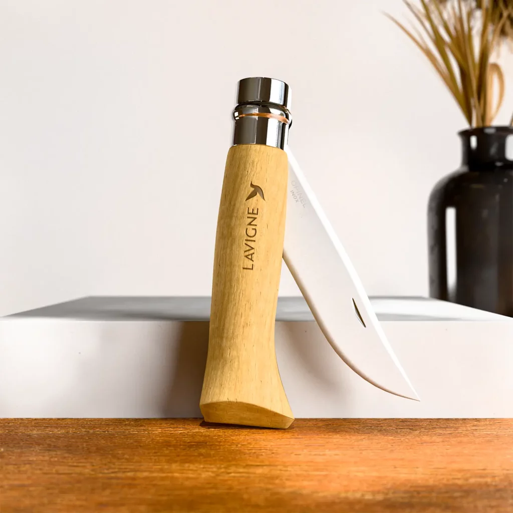 mise en scene objet maison et cuisine opinel sur table en bois