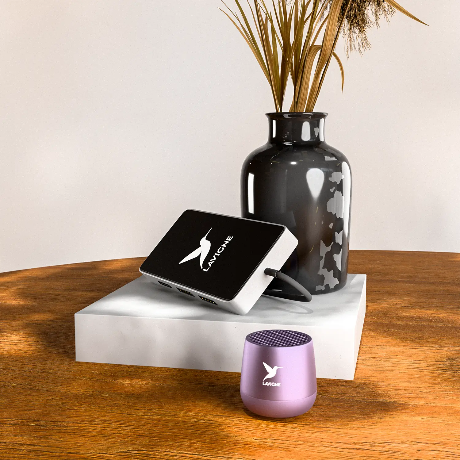 mise en scene objets technologie sur table en bois