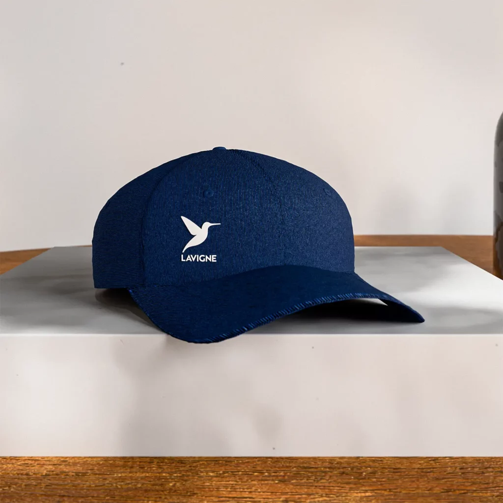 mise en scene casquette textile sur support blanc