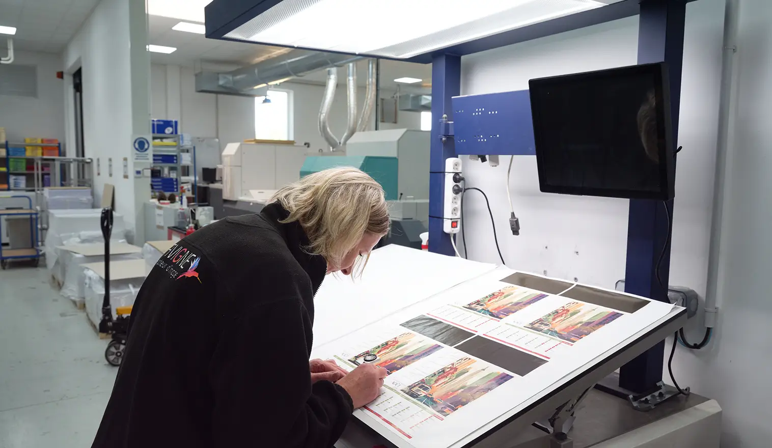 visuel-fabrication-de-qualité personne qui examine une planche de calendrier