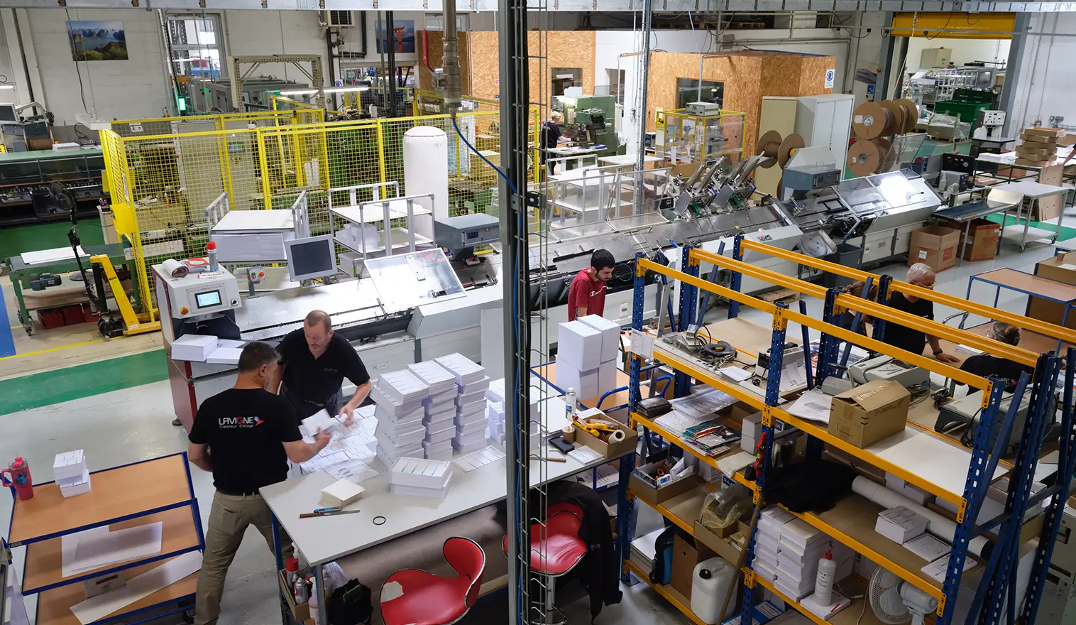 visuel-preparer-le-futur point de vue large sur l'usine avec machines
