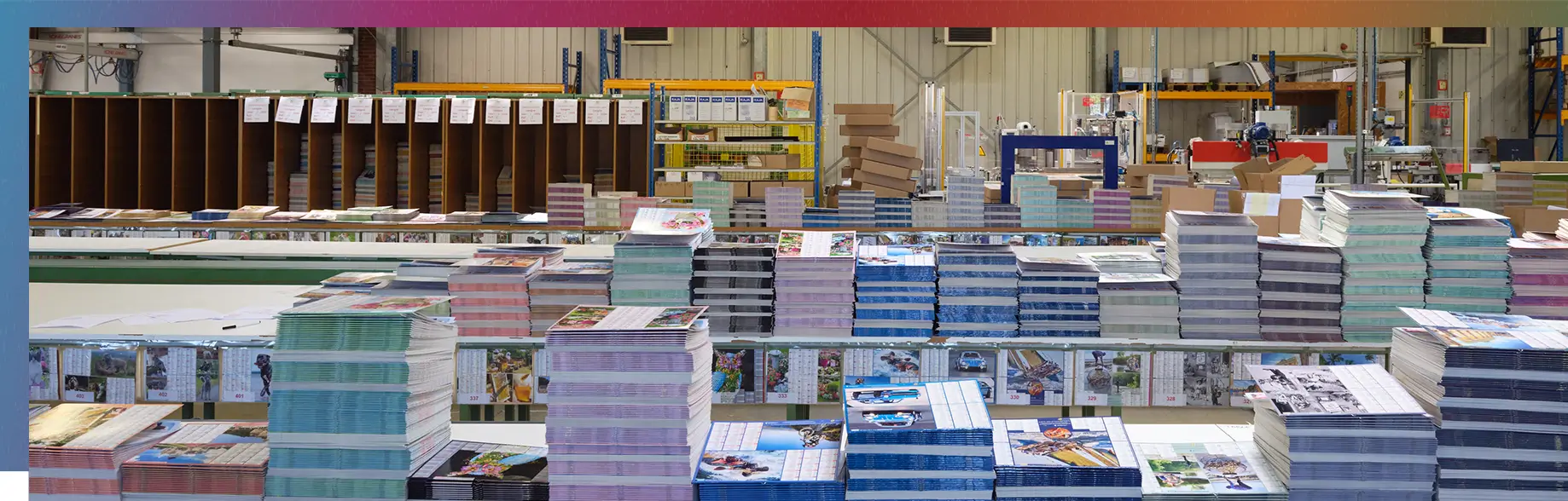 visuel-banniere-notre-savoir-faire vue des calendriers lavigne empilés à l'usine