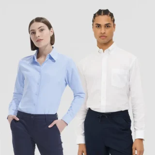 scene mannequin avec chemise boston sur fond gris