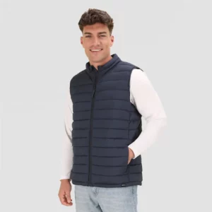 scene mannequin avec doudoune sans manche eco recycle sur fond gris