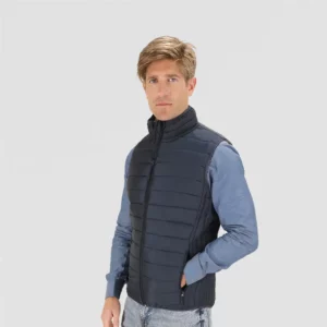 scene mannequin avec doudoune sans manche eco sur fond gris