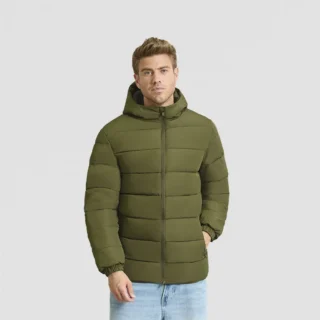 scene mannequin avec parka matelassée avec capuche economique sur fond gris