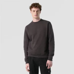 scene mannequin avec sweat new supreme sur fond gris