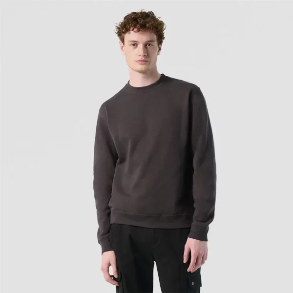 scene mannequin avec sweat new supreme sur fond gris