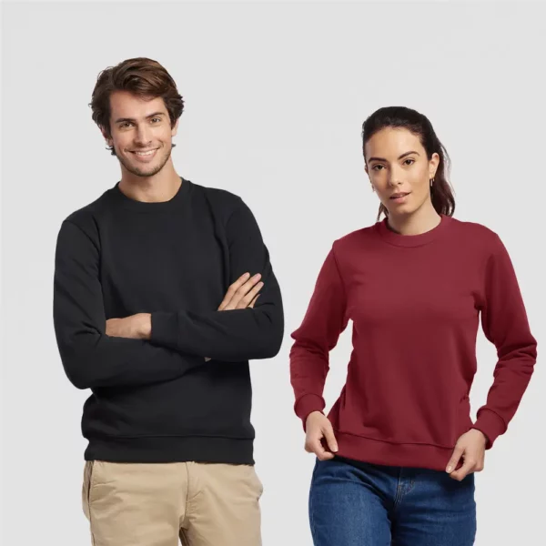 scene mannequin avec sweat voltaire sur fond gris