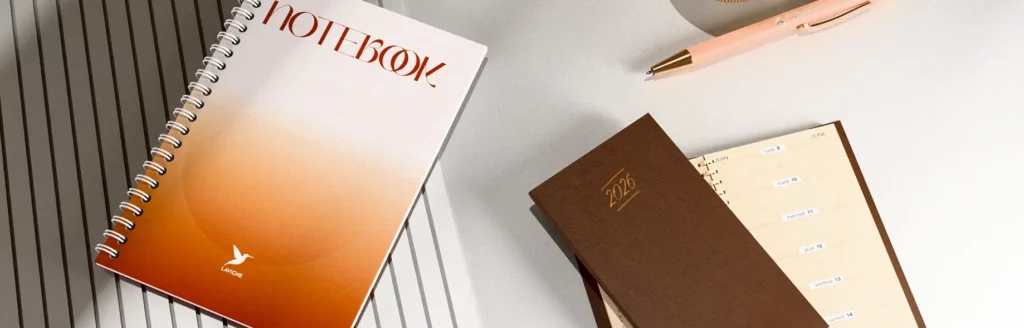 mise en scene carnets de notes et agendas sur bureau en metal pour rentree 2025
