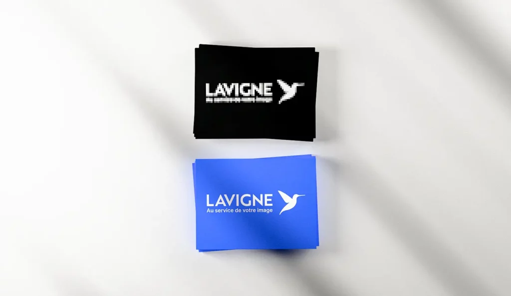 mise en scene du service de vectorisation logo sur fond blanc