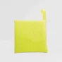 vue gilet de securite adulte jaune replie sur fond gris