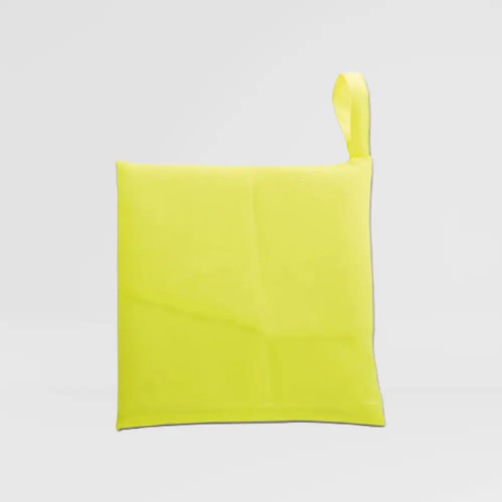 vue gilet de securite adulte jaune replie sur fond gris