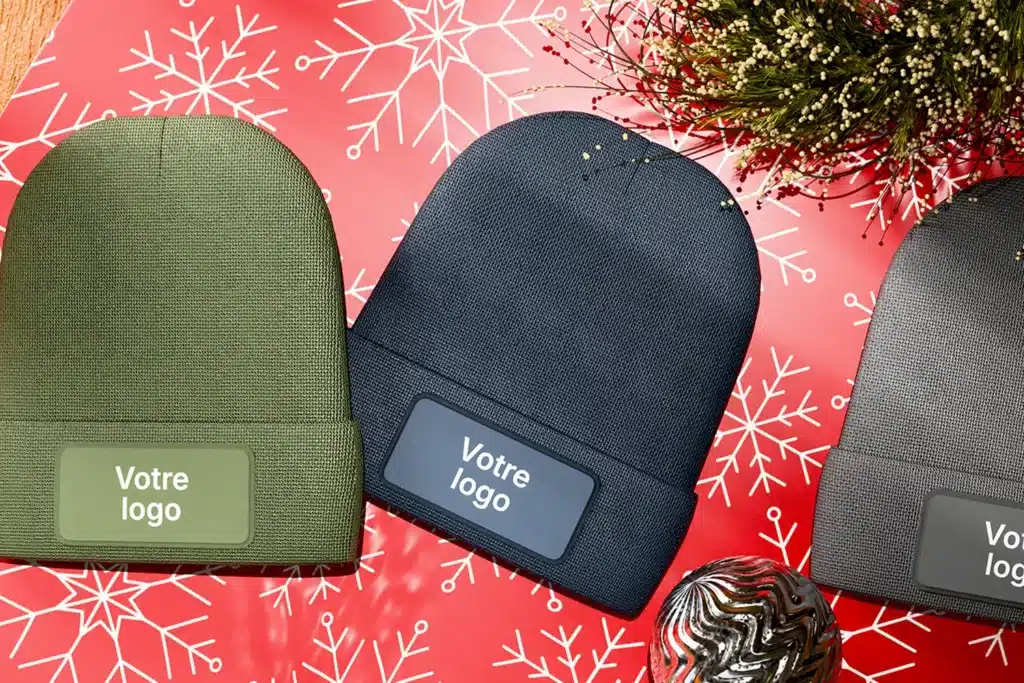 mise en scene bonnet hiver sur papier cadeau rouge